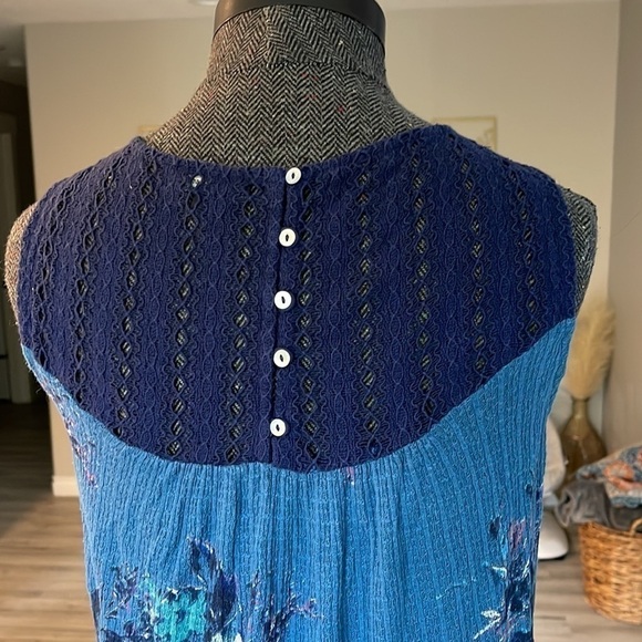 Lucky Brand Sleeveless Crochet Detail Top Size Small - Picture 8 of 10